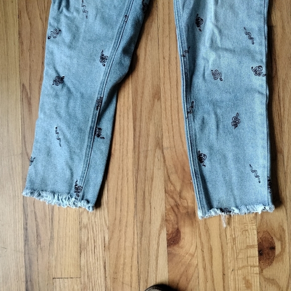 Tinseltown Light Blue Ankle Jeans with Black Embroidery Snak Design - Picture 5 of 8